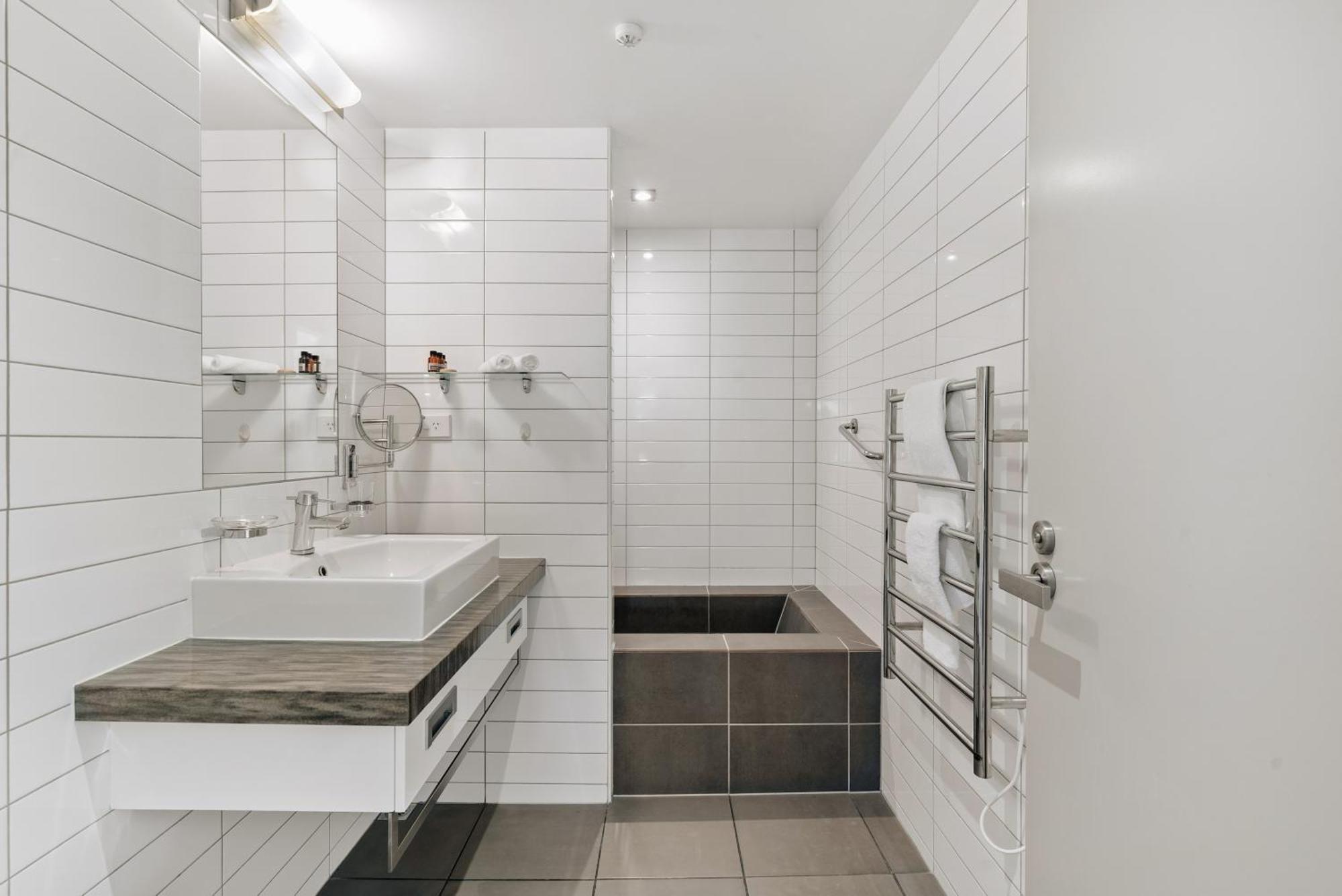 Modern Executive Living In Pounamu Квинстаун Экстерьер фото