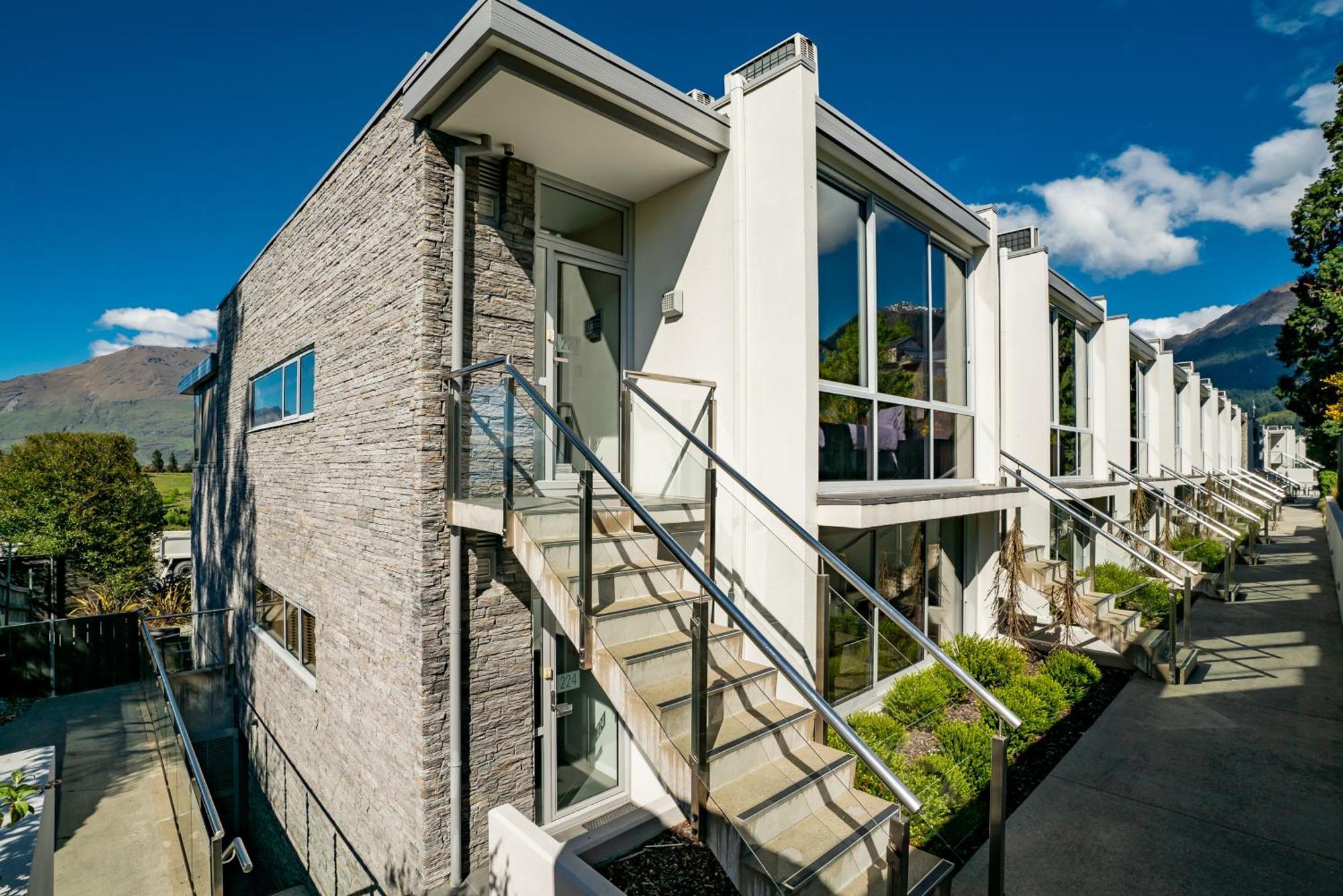 Modern Executive Living In Pounamu Квинстаун Экстерьер фото